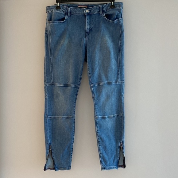 Tommy Hilfinger denim leggings with cute zippers on hem. Size 14.
C - Picture 13 of 16